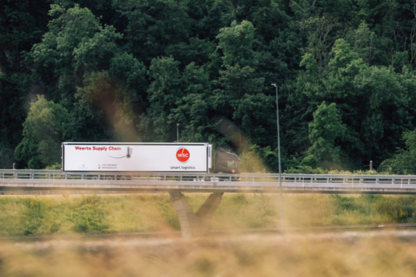 Temperatuurgecontroleerde vrachtwagen van Weerts Supply Chain onderweg voor lokaal transport